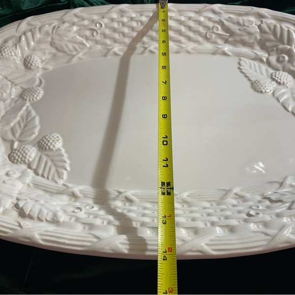 Large 20”x 14” White Stoneware Fruit Basket Serving Plater - Picture 6 of 16